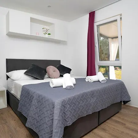 2 Bedroom Stunning In Prázdninový dům Sveti Filip i Jakov
